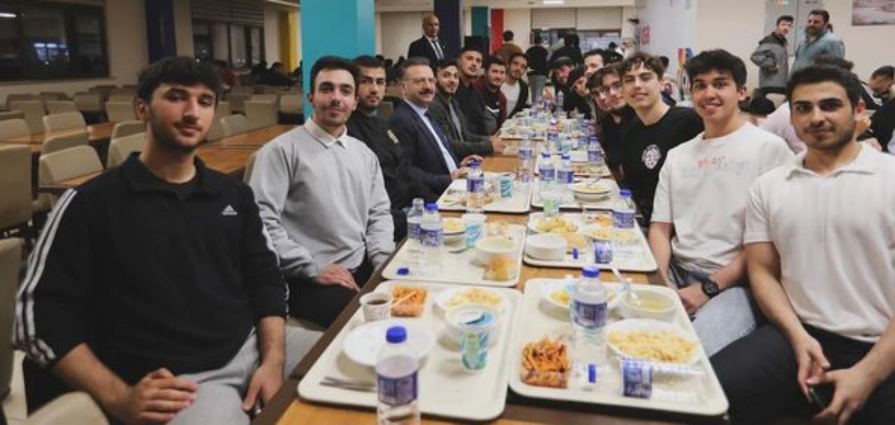 Vali Aksoy, öğrencilerle iftar yemeğinde bir araya geldi