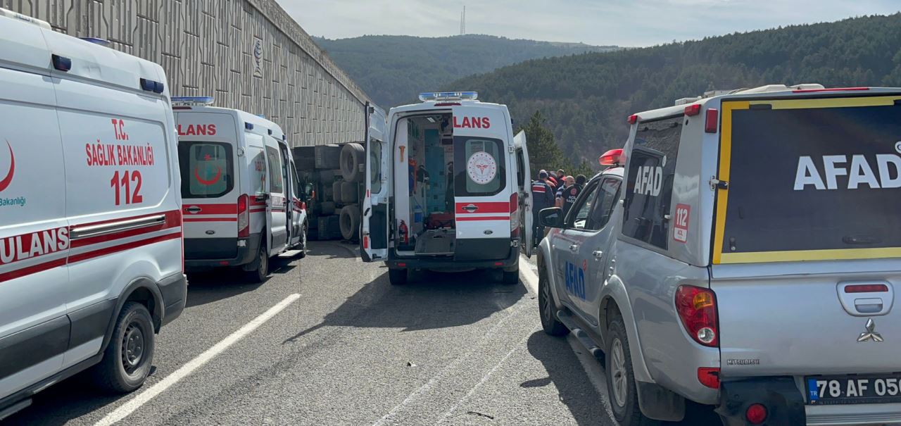 Tırın otomobilin üzerine devrildiği feci kazada 4 kişi yaşamını yitirdi