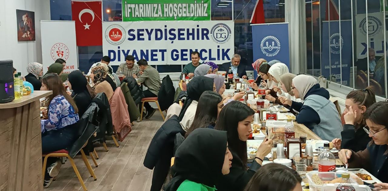 Üniversite öğrencileri müftülüğün verdiği iftar yemeğindeydi