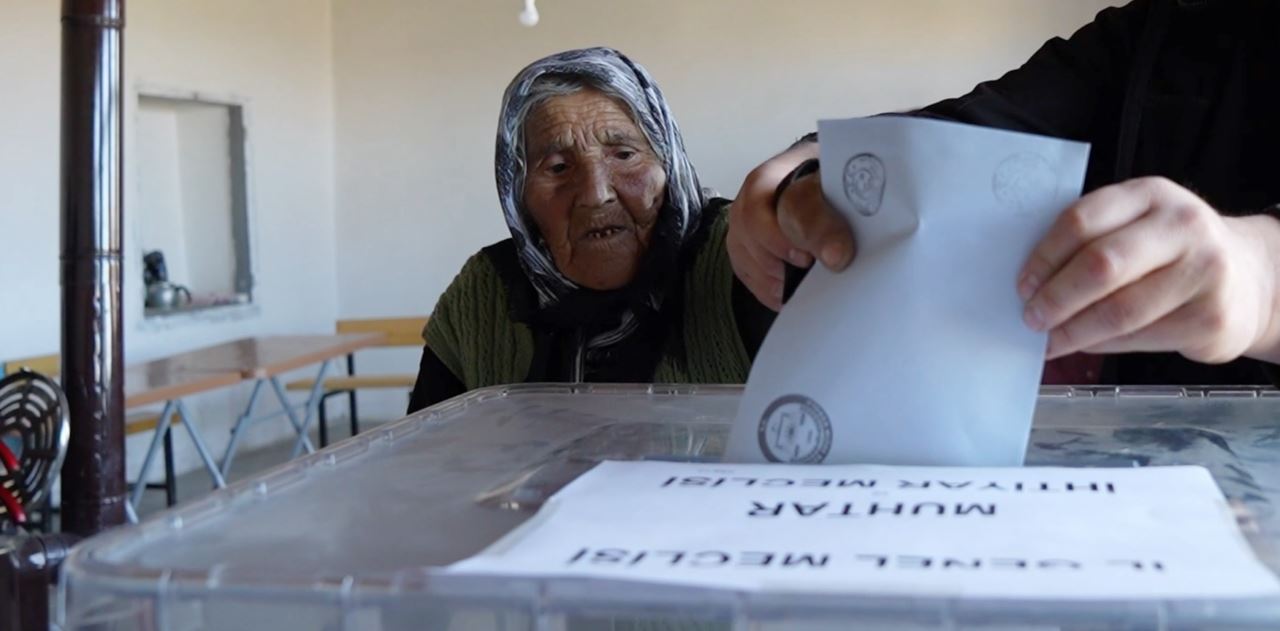 Türkiye'nin en yaşlı seçmeni sandığa gitti