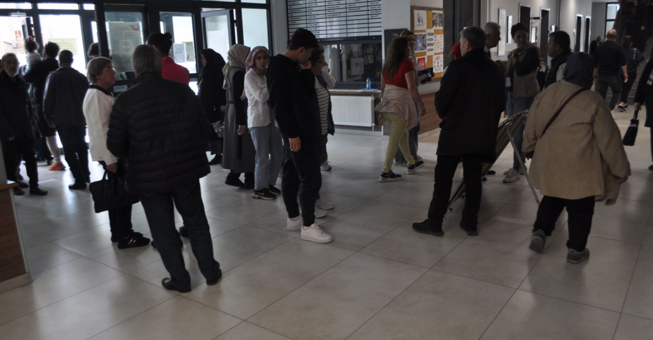 Oy kullanmaya aynı saatlerde giden vatandaşlar yoğunluğa neden oldu