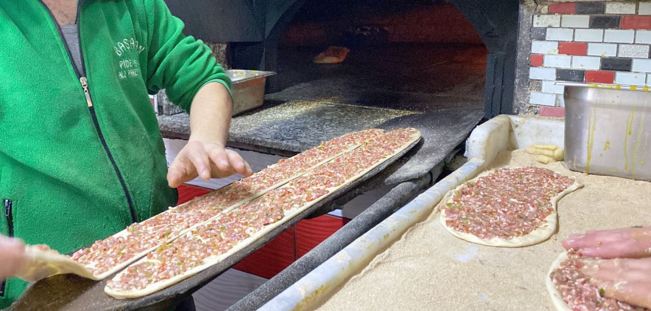 Konya'da iftar sofralarının vazgeçilmezi: Etli ekmek