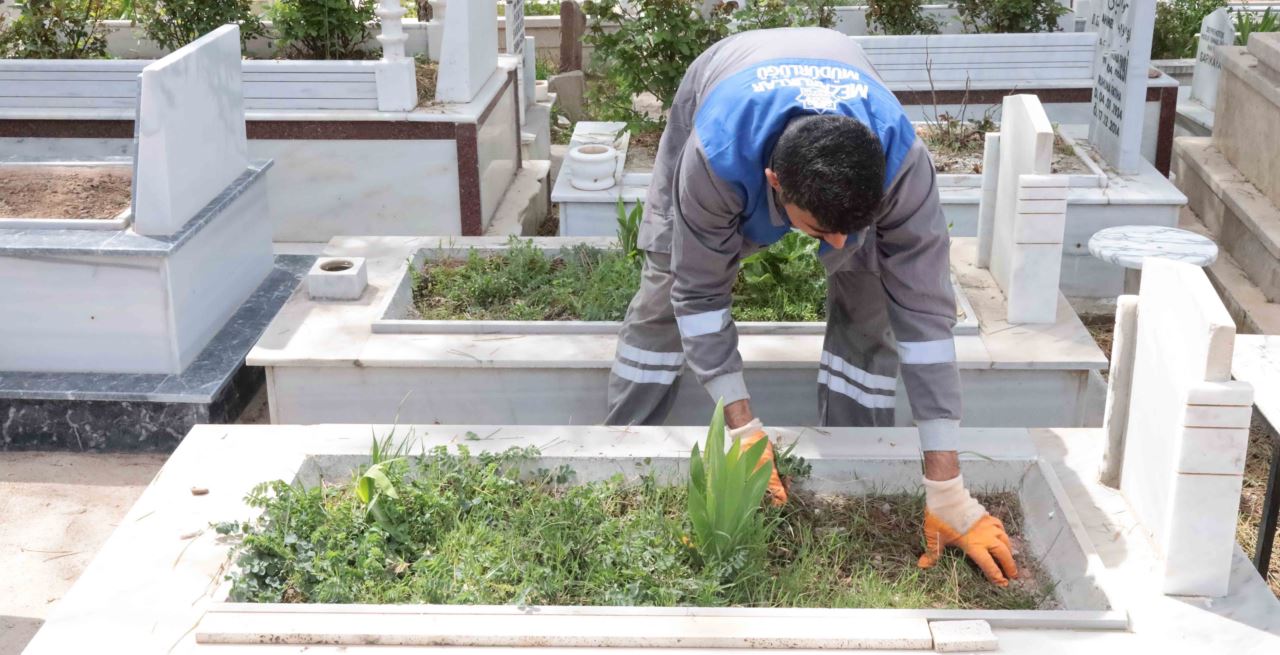 Belediye ekipleri mezarlıkları bayram için hazırlıyor