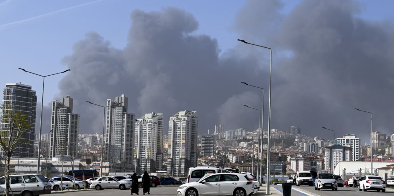 Ankara İvedik OSB'de çıkan yangın sebebiyle yoğun duman tabakası oluştu