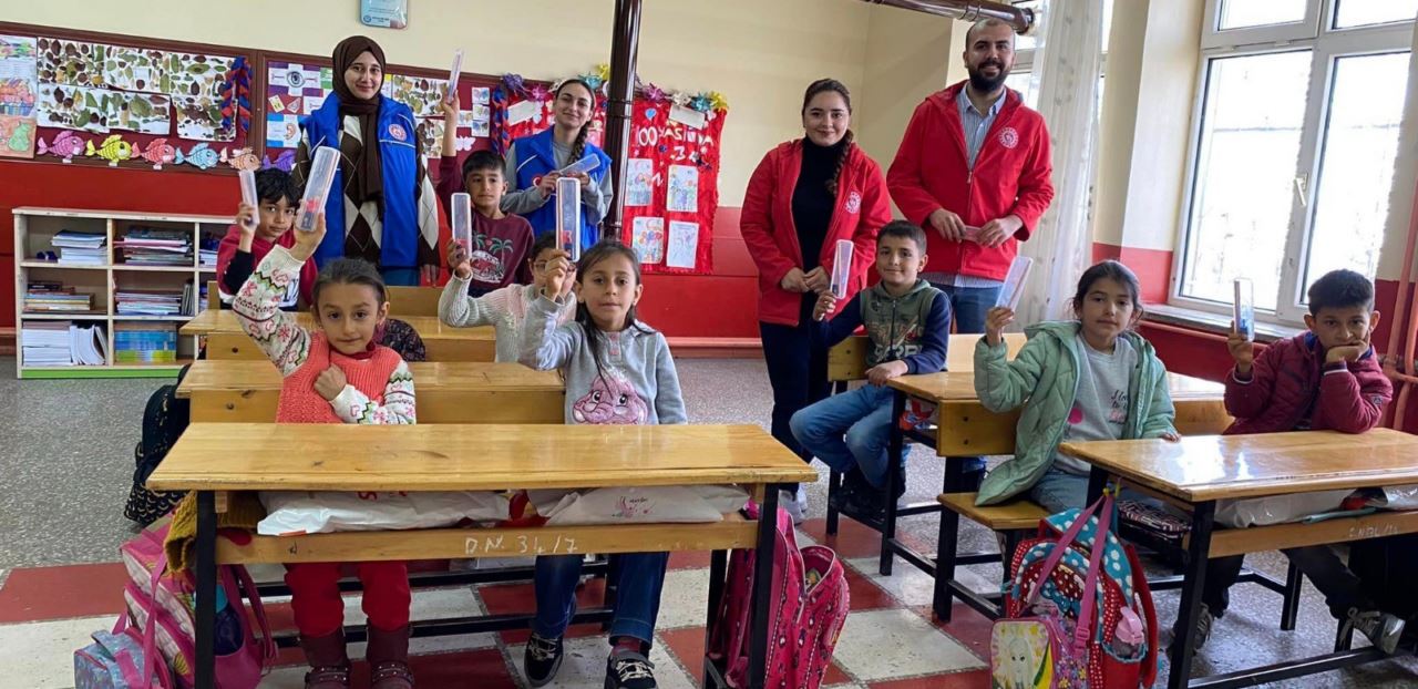 Gençlik Merkezi Üyeleri'nden köy okullarındaki çocuklara iç ısıtan hediye