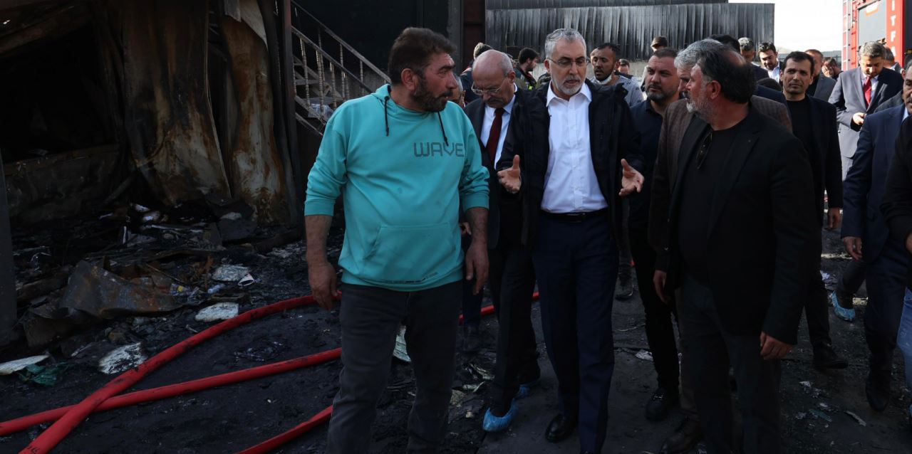 Bakan Işıkhan, Hurdacılar Sanayi Sitesi'ndeki yangın sahasındaydı