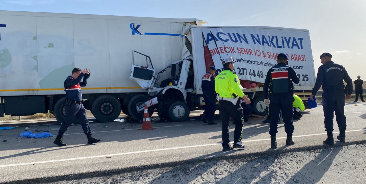 Kamyonetin tıra arkadan çarpması sonucu 1 kişi feci şekilde can verdi