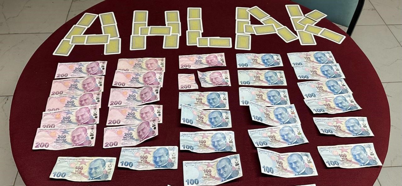 Polis ekipleri kumar oynayan 5 kişiyi para cezasına çarptırdı
