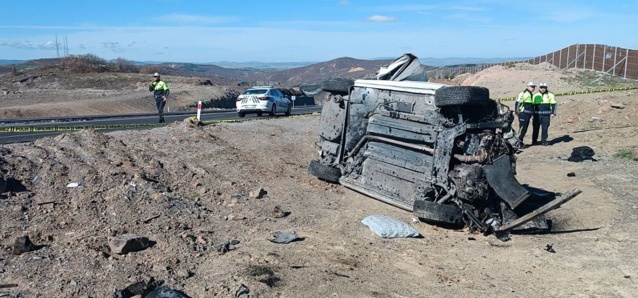 Şarampole devrilen araçtaki 1 kişi hayatını kaybetti