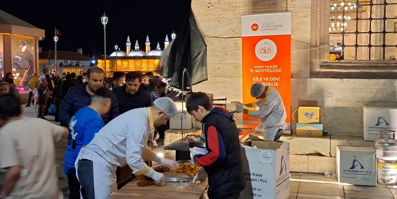 Müftülük Kadir Gecesi’nde tatlı ve Kuran’ı Kerim dağıttı