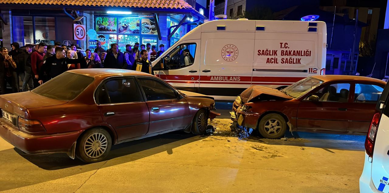 Konya'daki 2 aracın çarpıştığı kazada 6 kişi yaralandı