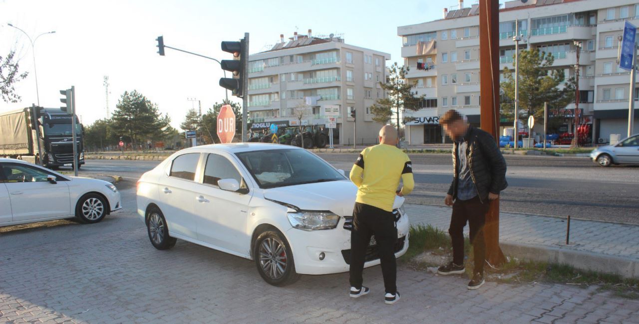 Konya’da üç aracın karıştığı kazada 3 kişi yaralandı