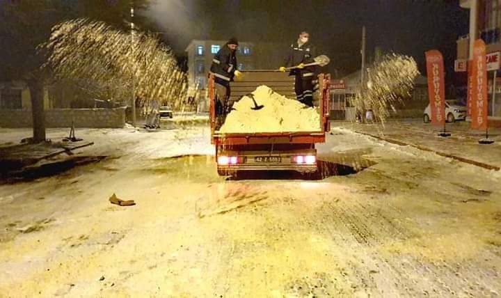 Belediye ekipleri tuzlama çalışması yaptı