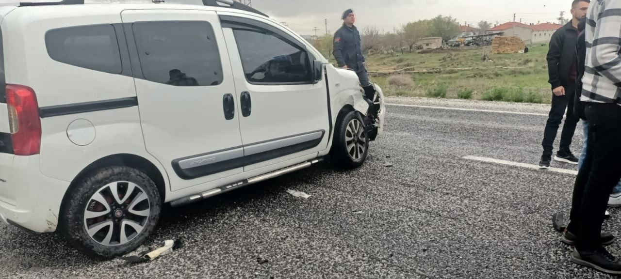 Konya'da iki aracın çarpıştığı kazada 7 kişi yaralandı
