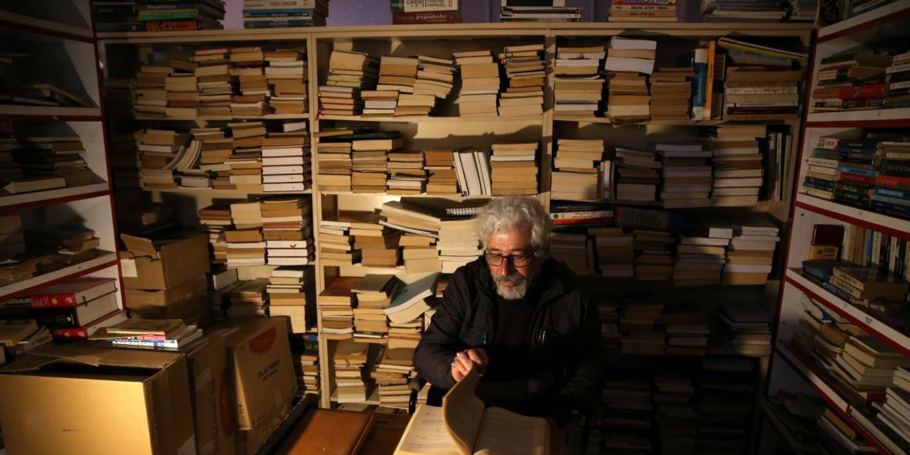 68 yaşındaki kitap tutkunu, yok olmaya yüz tutmuş kitapları meraklılarıyla buluşturuyor