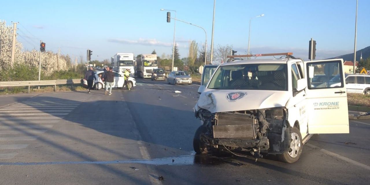 Kamyonetin trafik ışıklarında bekleyen araca çarpması sonucu 11 kişi yaralandı