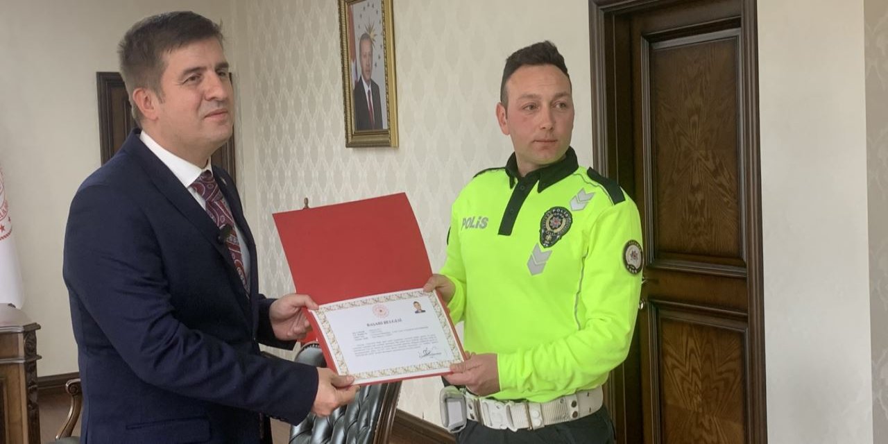 Kazayı önleyen kahraman polise başarı belgesine layık görüldü