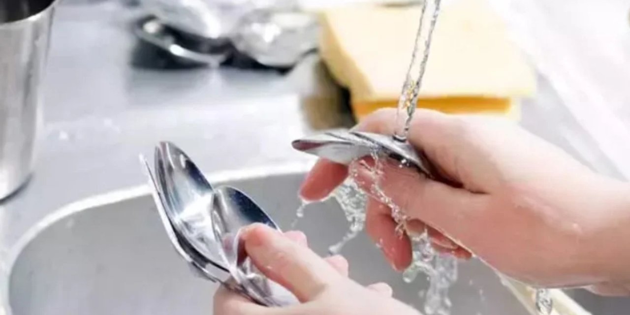 Ellerinizi sabun değil metal kaşıkla yıkayın! İşte sebebi