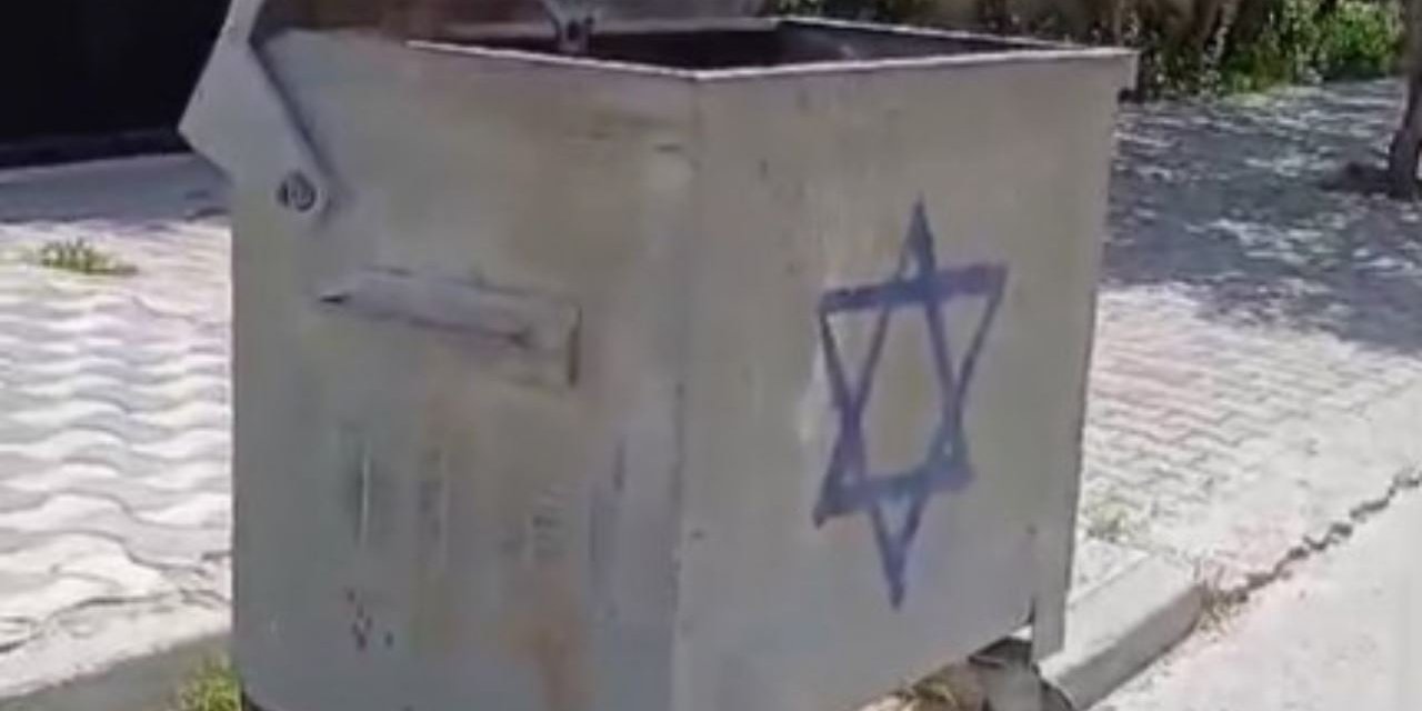 İsrail’i çöp konteyneriyle protesto ettiler