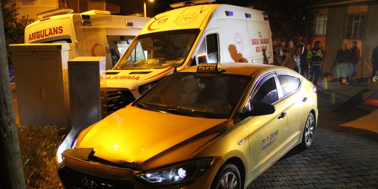 Ambulans ile taksinin çarpıştığı kazada 4 kişi yaralandı