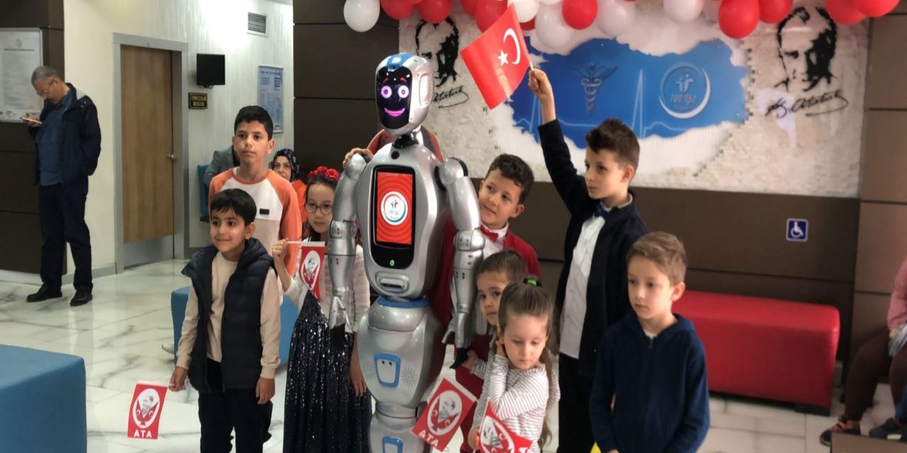 Hasta çocuklar, 23 Nisan coşkusunu Robot Ada ile kutladılar