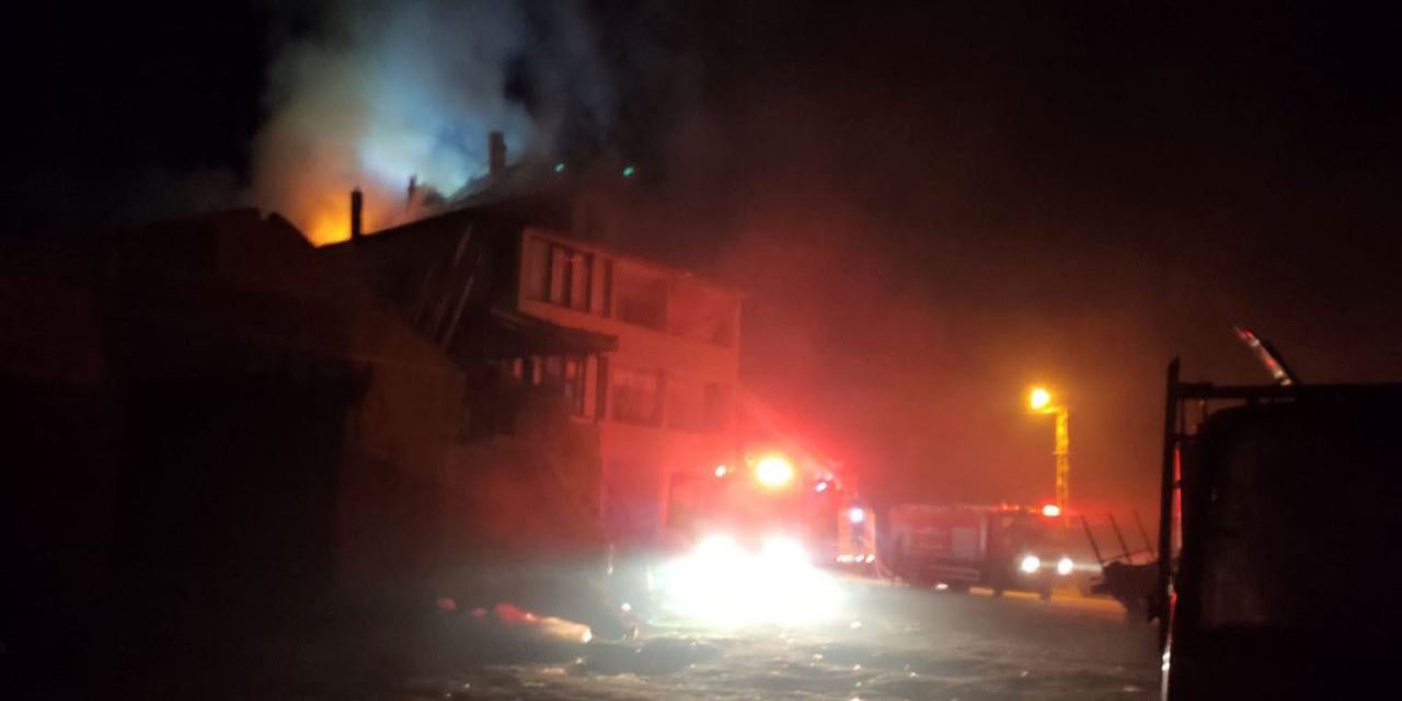 3 katlı evde meydana gelen yangın paniğe neden oldu