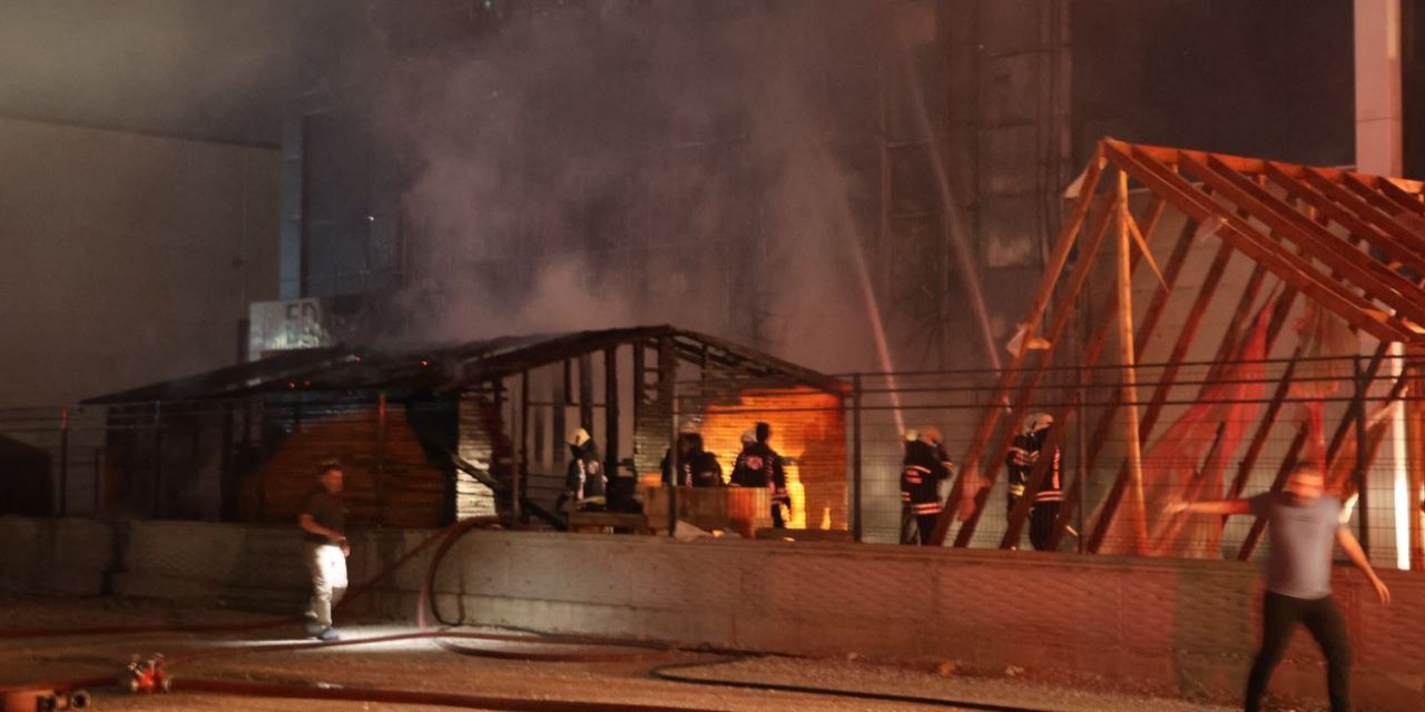 Konya'da ahşap ürünleri üreten fabrikada yangın çıktı