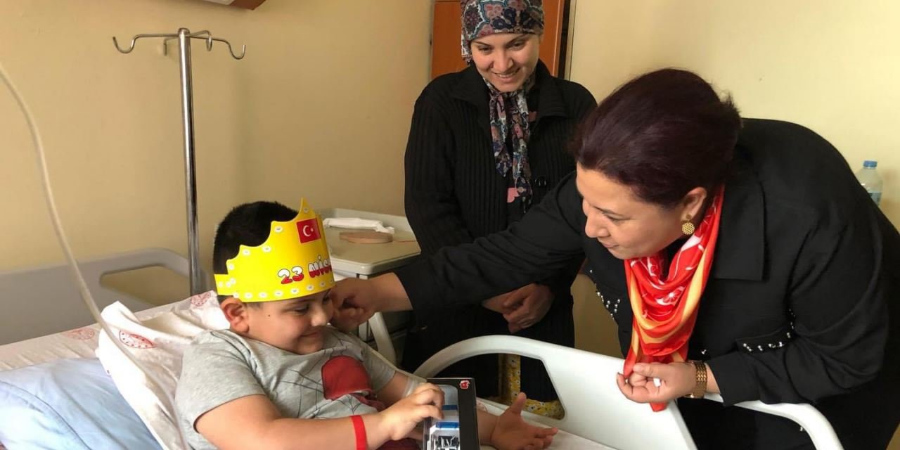 AK Parti Kırşehir İl Başkanı Ünsal, hastanede tedavi gören çocukları ziyaret etti