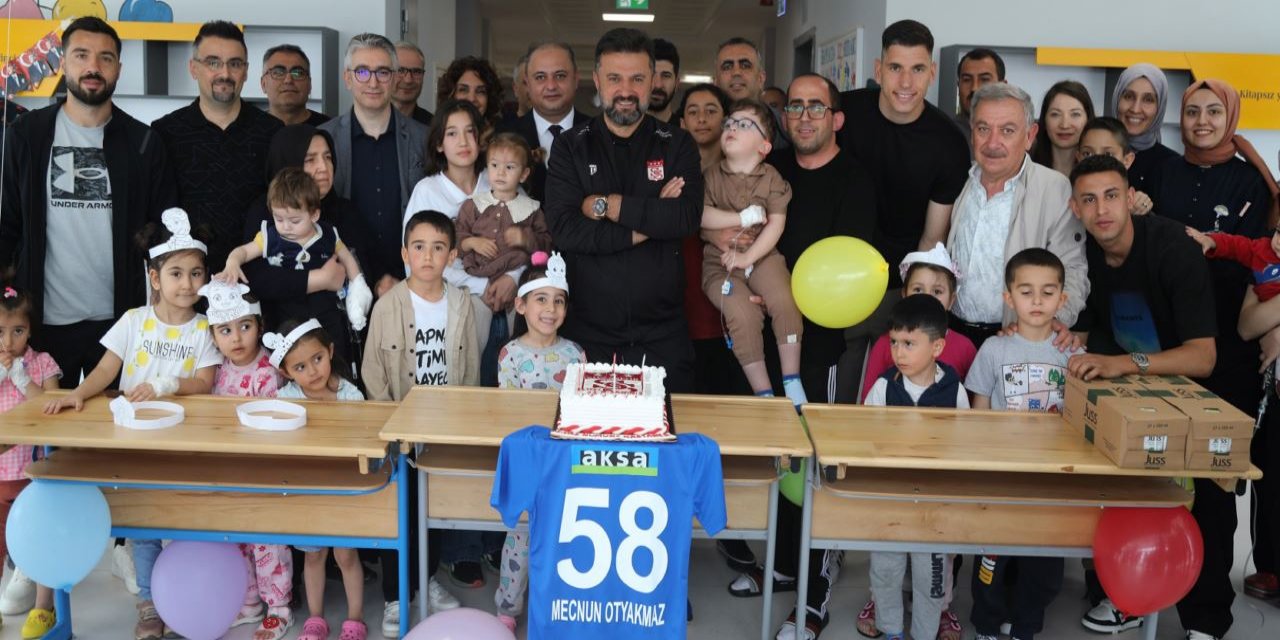 Sivasspor Teknik Direktörü ve futbolcularından anlamlı ziyaret