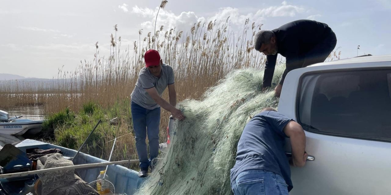 Beyşehir'de  av yasağına rağmen tatlı sulara serilen metrelerce ağ ele geçirildi