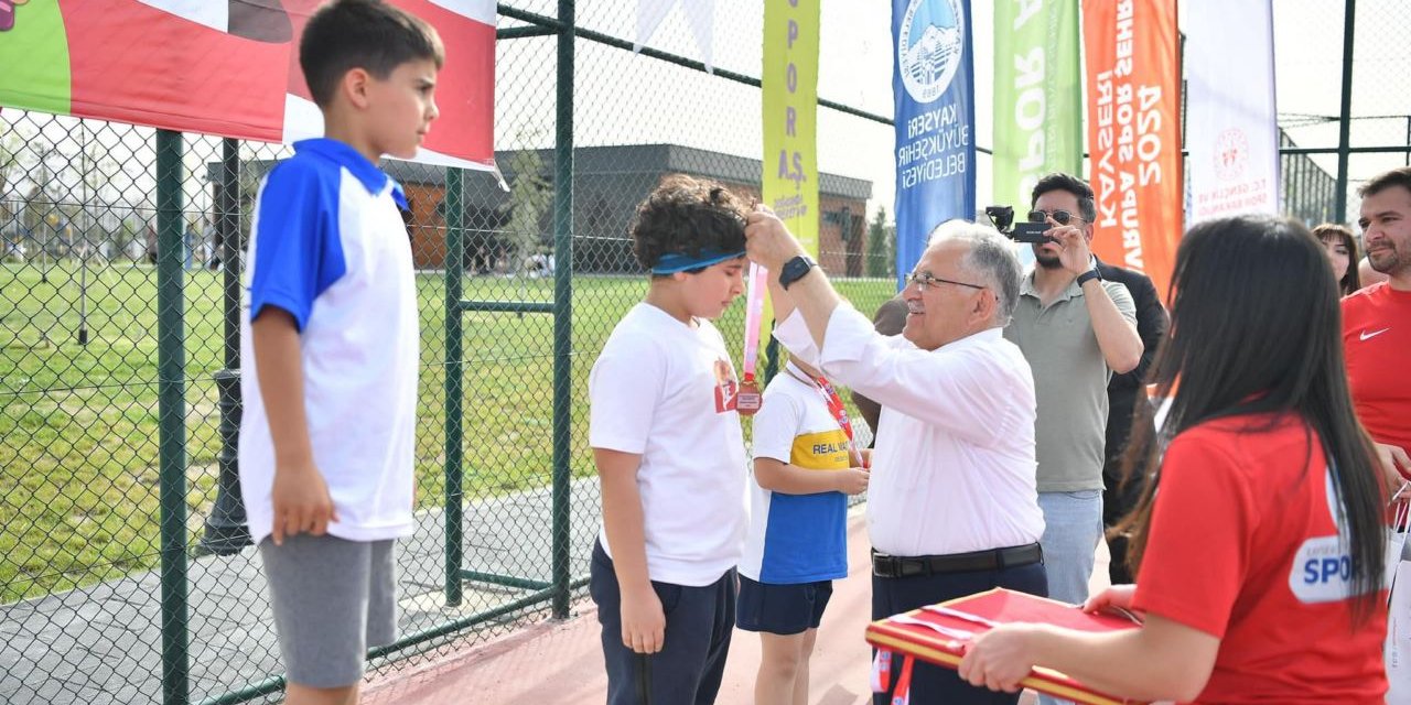 Tenis turnuvasında dereceye girenler madalyayı Başkan Büyükkılıç'ın elinden aldı