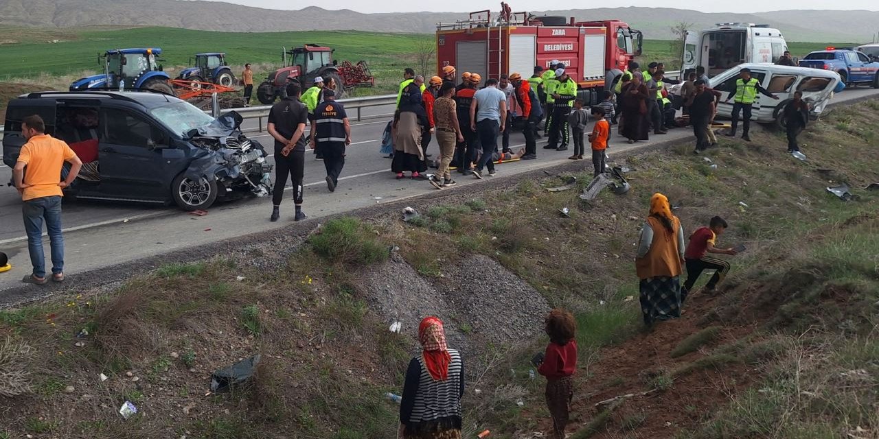 Hafif ticari araç ile otomobil çarpıştığı kazada 7 kişi yaralandı