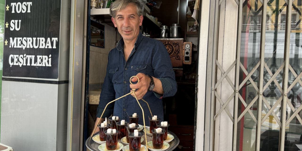 "Çaycı Mustafa"nın ocağı 20 yıldır çayı keyifle demliyor