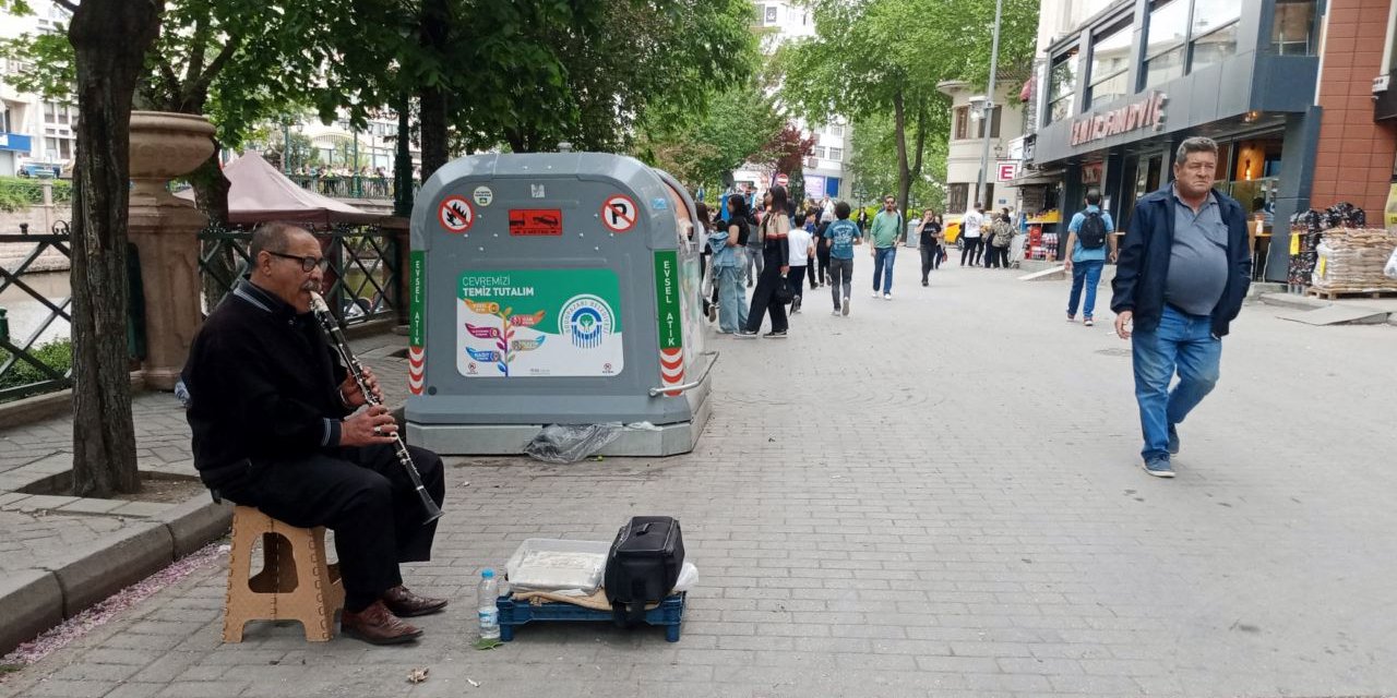 Havaların ısınmasıyla sokak müzisyenleri daha fazla mesai yapmaya  başladı