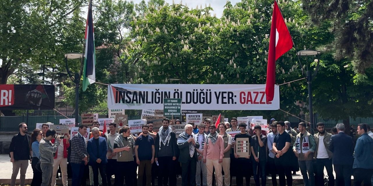 Konya'da öğrenciler ve akademisyenler "Kampüste Filistin Nöbeti" eylemi düzenledi