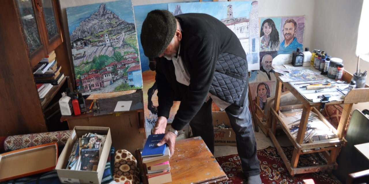 73 yaşındaki emekli tarih öğretmeni, eserleriyle evini atölyeye çevirdi