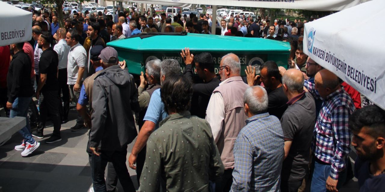 Sosyal medya canlı yayını esnasında kaza geçirip ölen kişinin cenazesi defnedildi