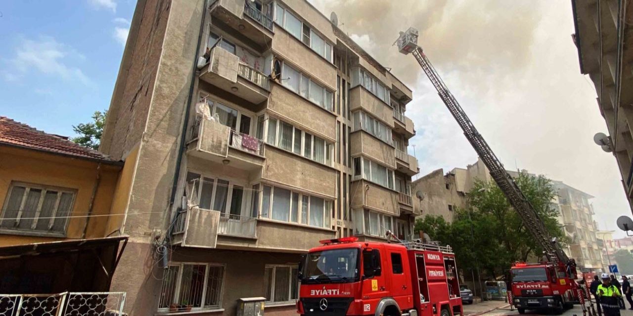 Konya’da apartmanın çatısında çıkan yangın paniğe neden oldu