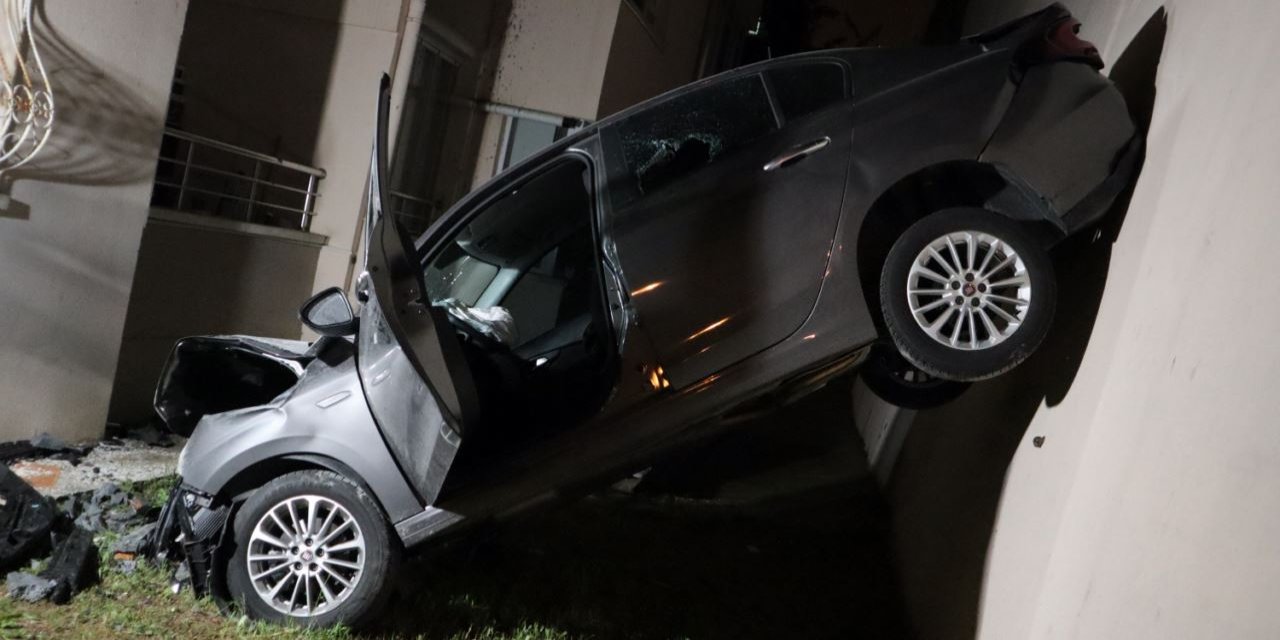 Ankara’da eşi görülmemiş kaza! Kontrolden çıkan araç binanın 3’üncü katına çarptı
