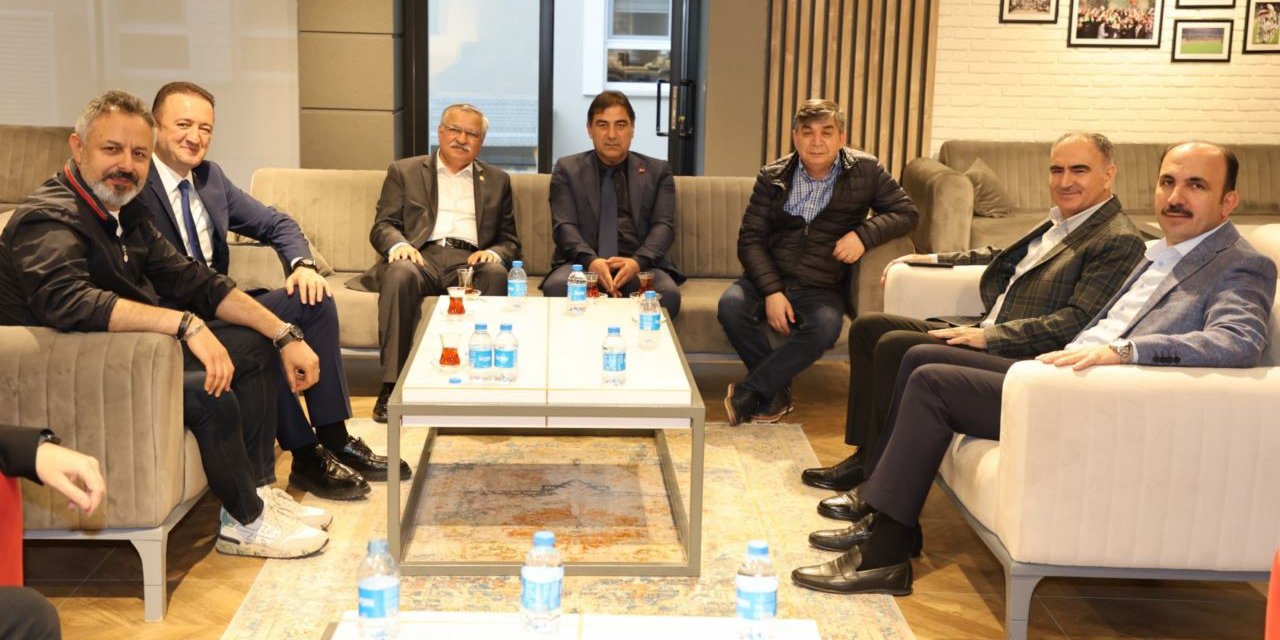 Vali Özkan, Konya milletvekilleri ve Başkan Altay Fenerbahçe maçı öncesi Konyaspor'a moral ziyaretinde bulundu