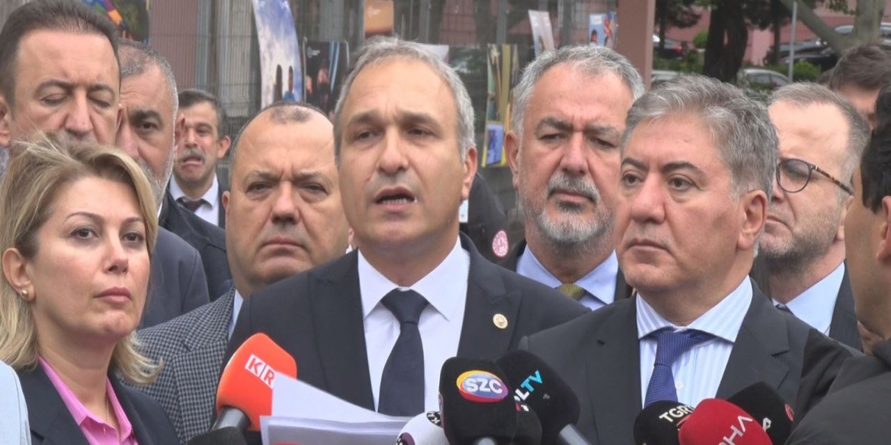 CHP’li milletvekilleri yeni müfredat taslağına tepki için yürüdü