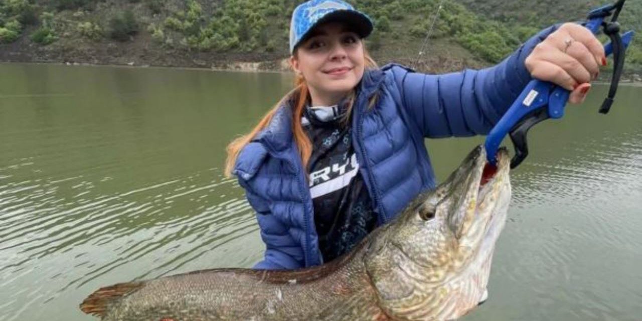 Amatör kadın balıkçı 1 metre 10 santim büyüklüğünde turna balığı tuttu