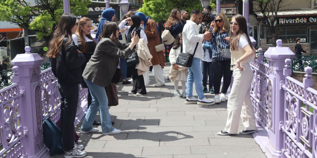 Porsuk Çayı’nda fotoğraf çekilmek için vatandaşlar sıraya girdi