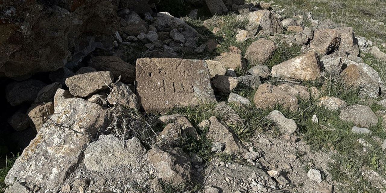 Karaman'da, Binbir Kilise bölgesinde "Allah" yazısı olan 4 taş bulundu