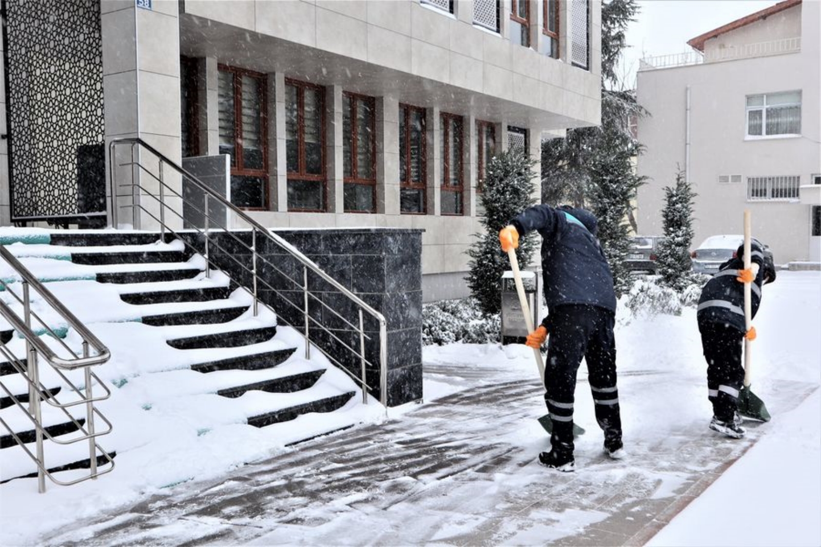 Belediyeden kar ve buzlanma mesaisi