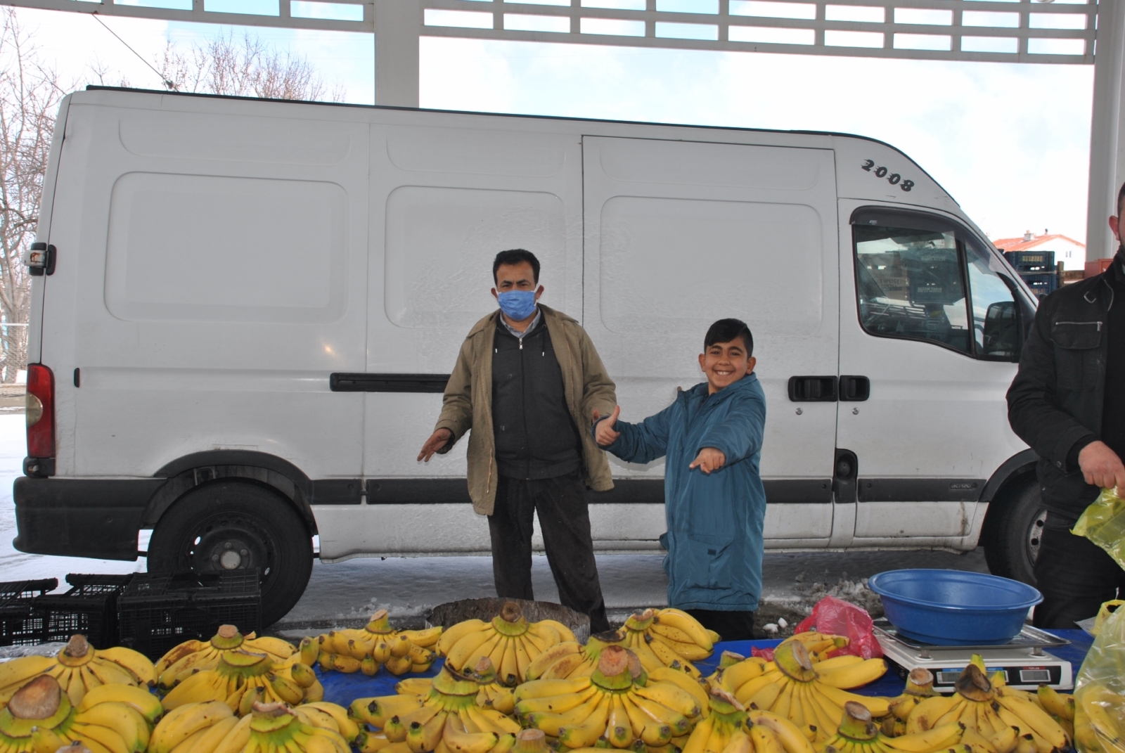 Pazarcıların soğukta ekmek mücadelesi