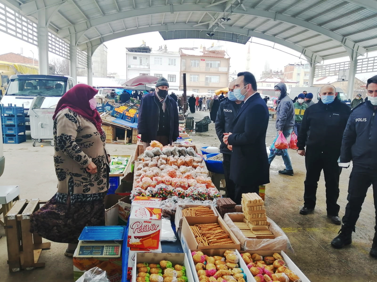 Kaymakam Şahin pazarı ziyaret etti