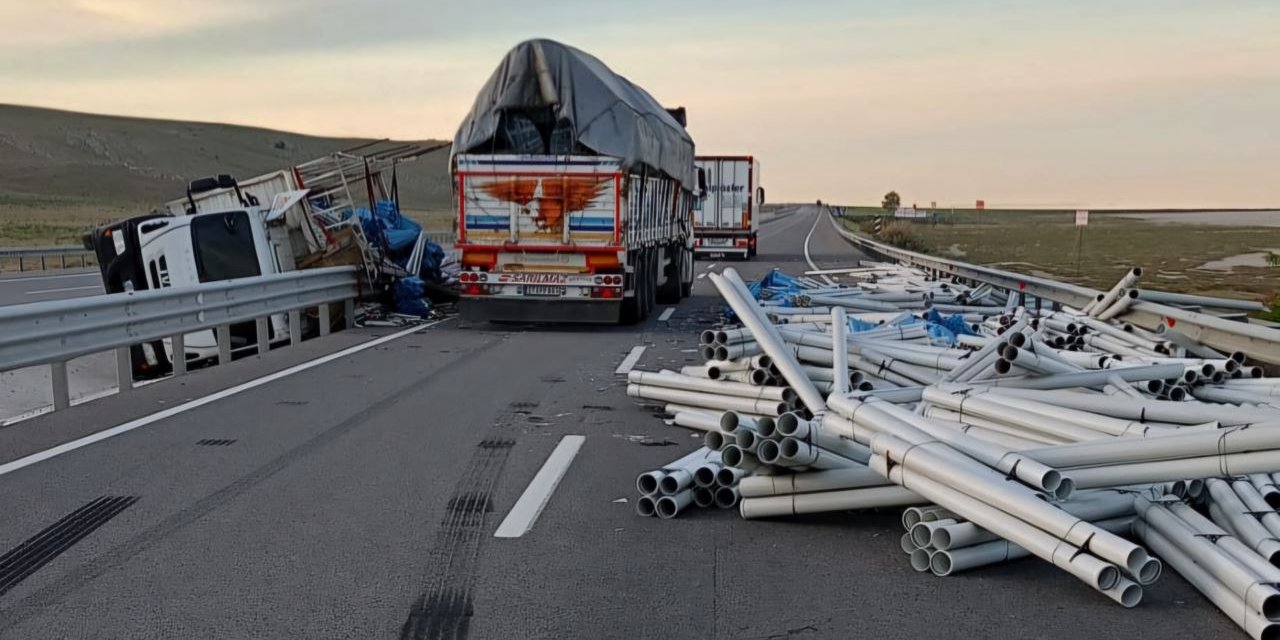 Konya'da refüje çarparak devrilen kamyonun sürücüsü yaralandı