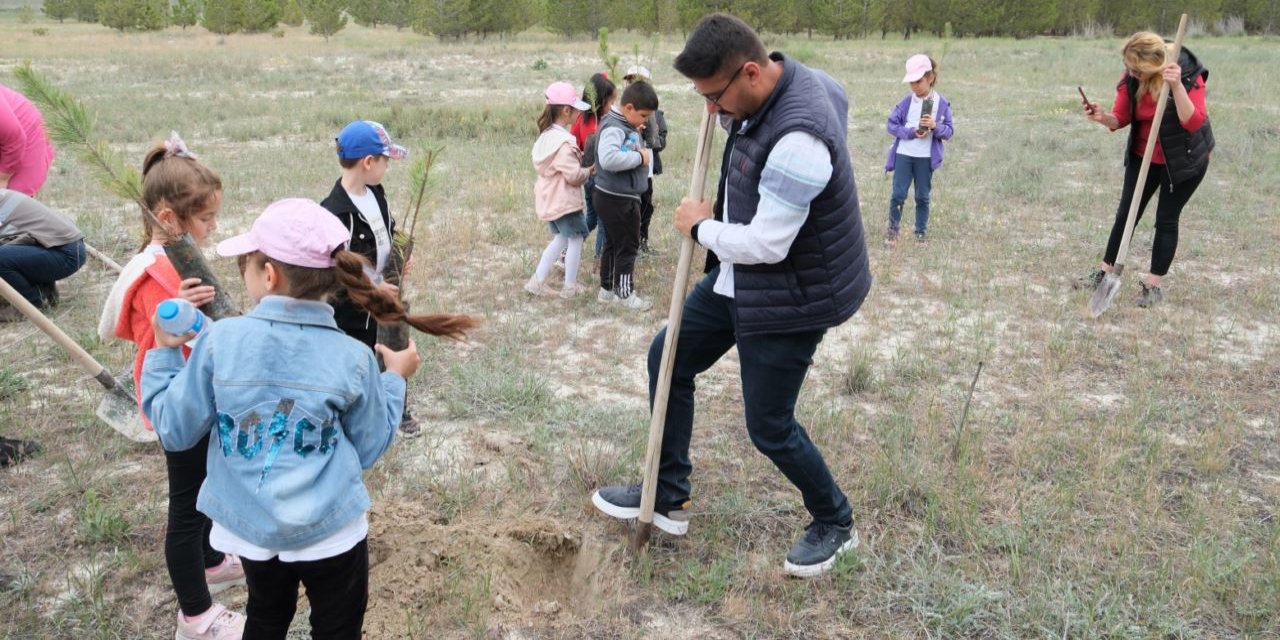 Karapınar'da öğrenciler "İlk Sınıfım, İlk Fidanım" projesiyle çamları toprakla buluşturdu