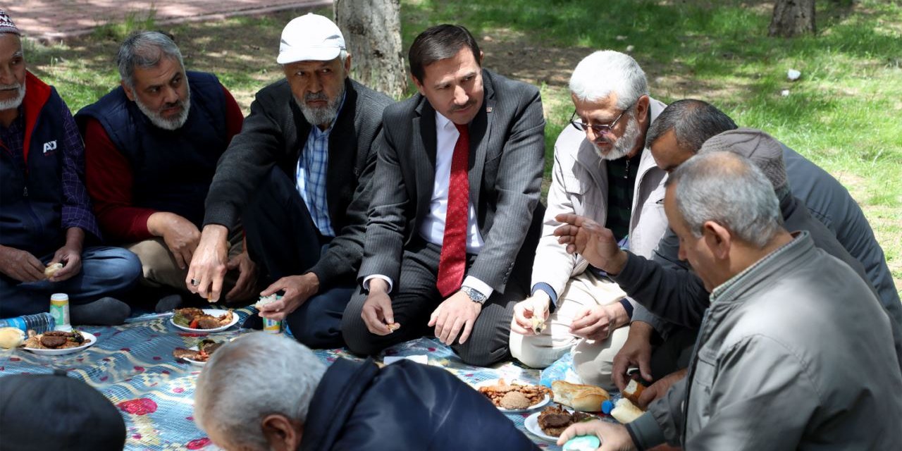 Karatay'lı emekliler piknikte bir araya geldi